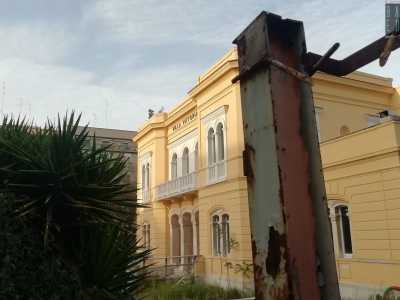 ...si erge il cancello di uno degli edifici che caratterizzava questa zona in passato: l�elegante ma in perenne restauro Villa Vittoria